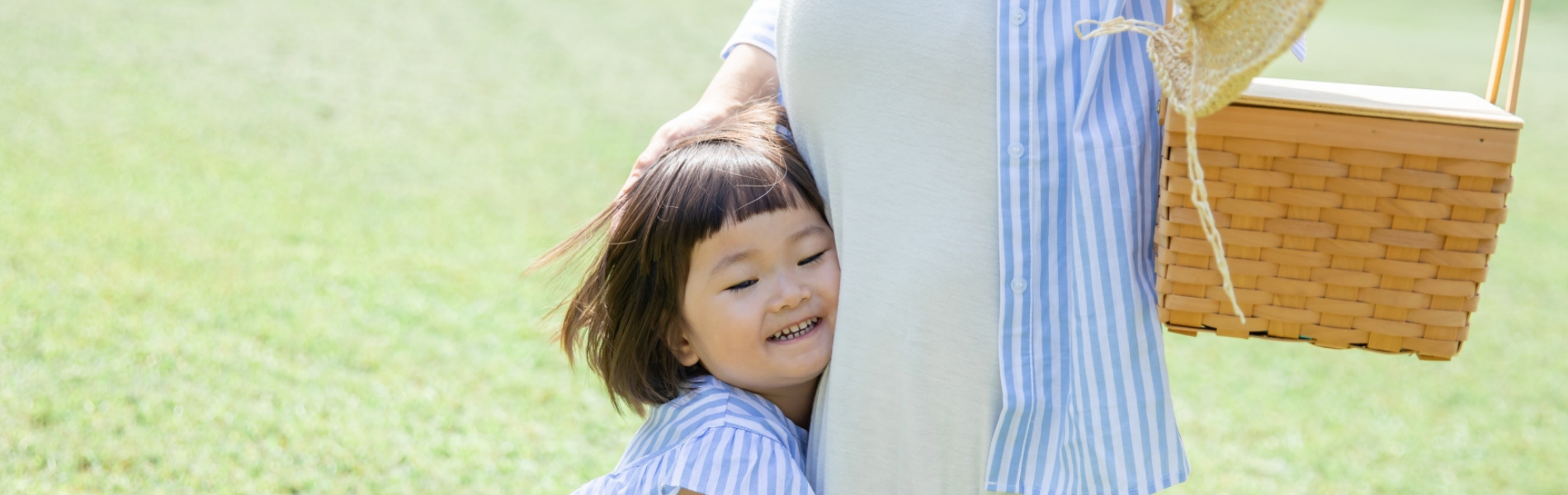 公園で笑顔の親子たち